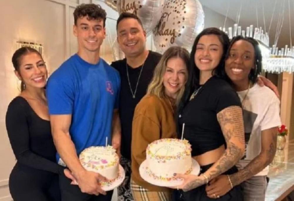 Carla Perez e Xanddy celebram aniversários dos filhos, Camilly e Victor, ao lado de suas namoradas