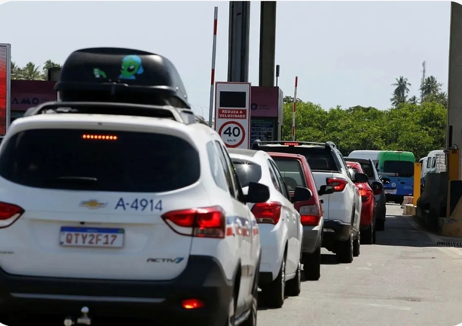 Saída para réveillon tem trânsito intenso e acidentes