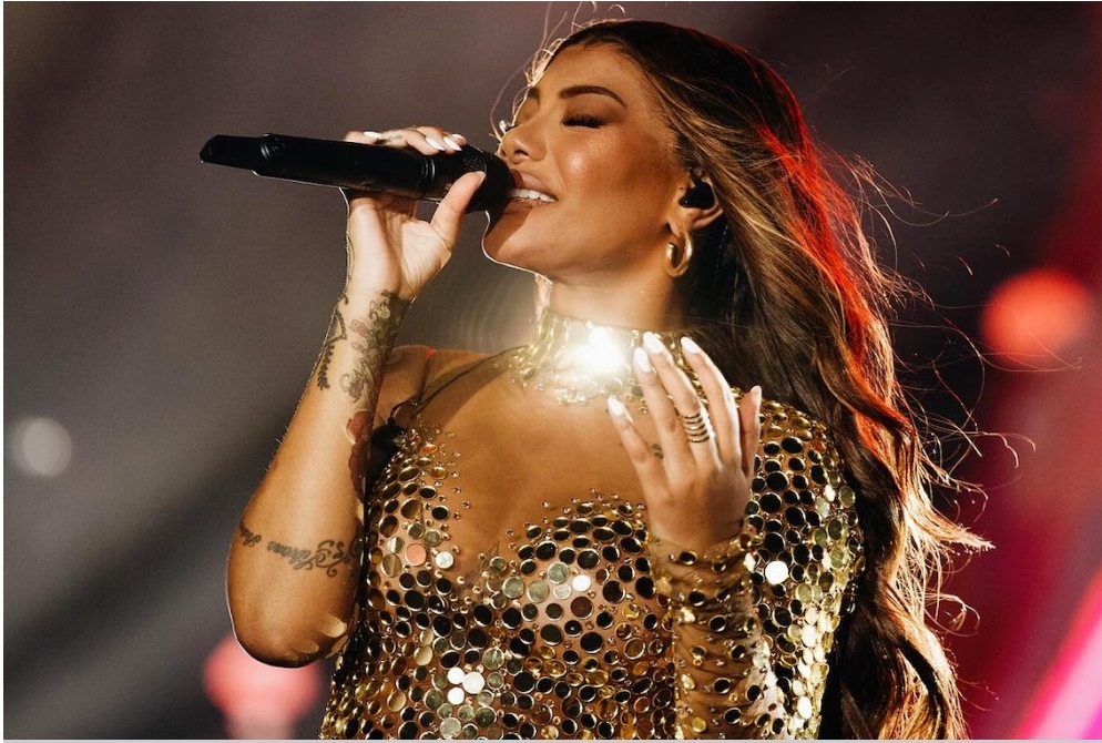 Ludmilla escapa de invasor de palco em show no Réveillon de Copacabana
