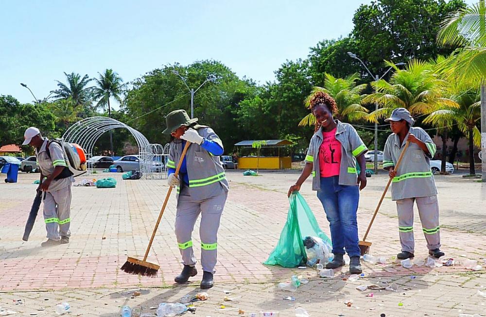 Prefeitura realiza operação de limpeza após Réveillon