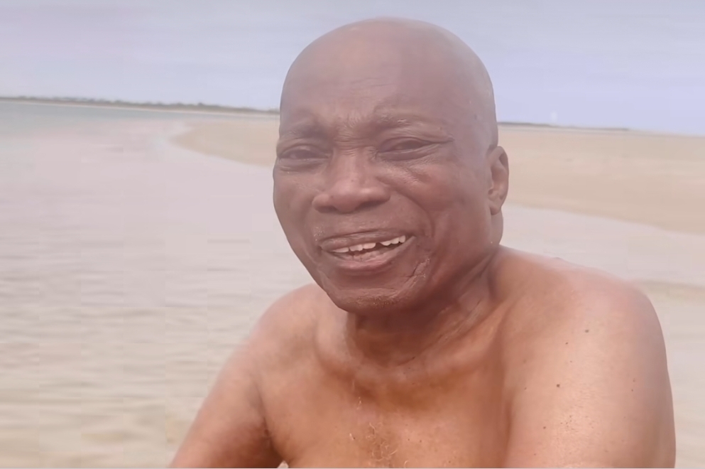 Aposentado dos palcos, Milton Nascimento curte dia de praia na companhia do filho