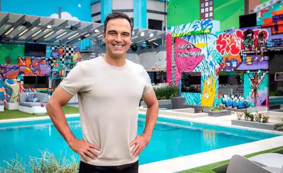 Tadeu Schmidt visita casa do BBB 24 pela primeira vez: 'Muito curioso'