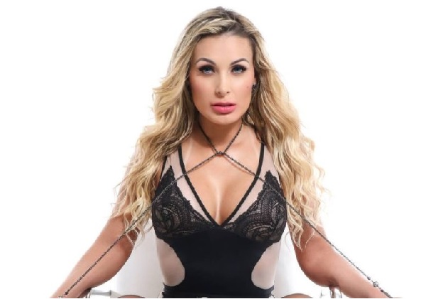 Andressa Urach cobre toda barriga e pernas com novas tatuagens; veja fotos 