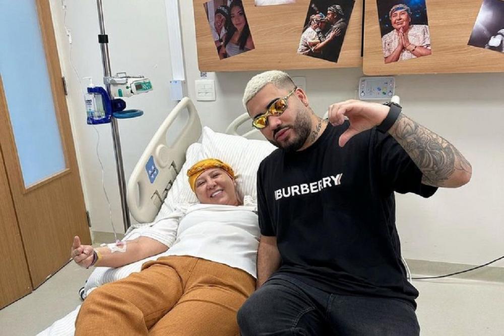 Kevinho comemora último dia de quimioterapia da mãe
