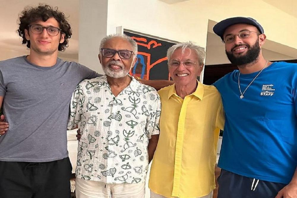 Gilberto Gil e Caetano Veloso posam com filhos caçulas