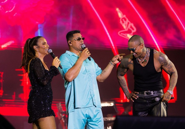 Leo Santana divide palco do Baile da Santinha com Ivete Sangalo e Xanddy Harmonia