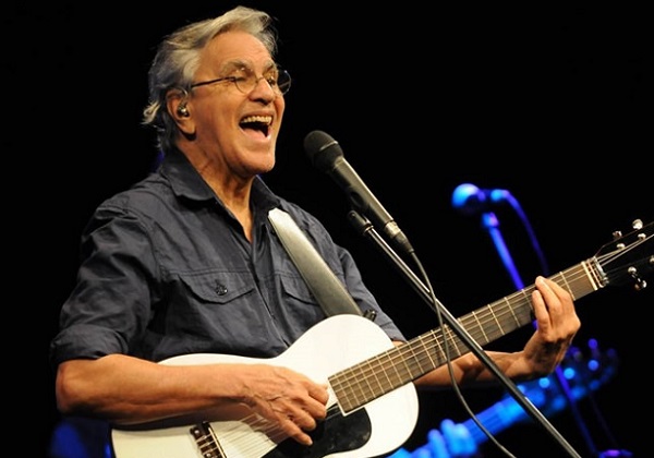 Caetano interrompe ‘férias radicais’ e anuncia show no Festival de Verão Salvador