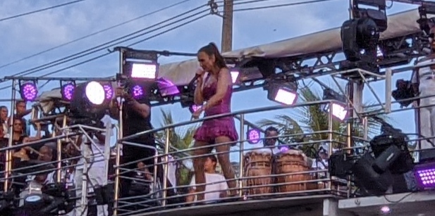 Ivete Sangalo arrasa no arrastão do Bonfim em Mata de São João