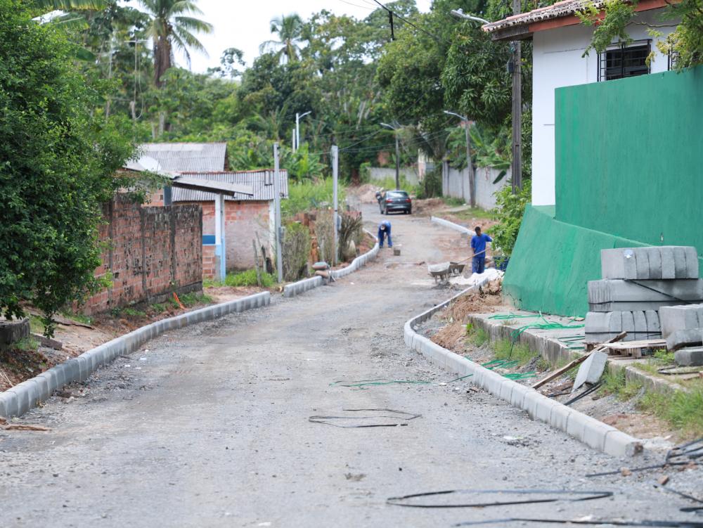 Rua da Água Corrida, no Bonfim, e a rua Antônio Martins, em Amado Bahia, já estão sendo asfaltadas pela prefeitura