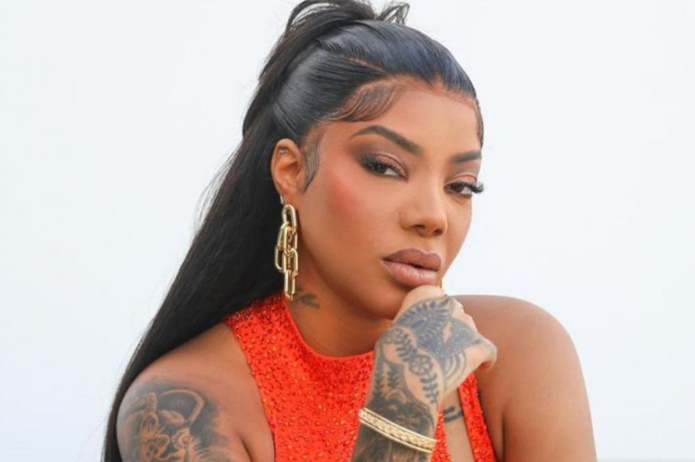 Ludmilla é flagrada atirando água em fãs durante show em SC