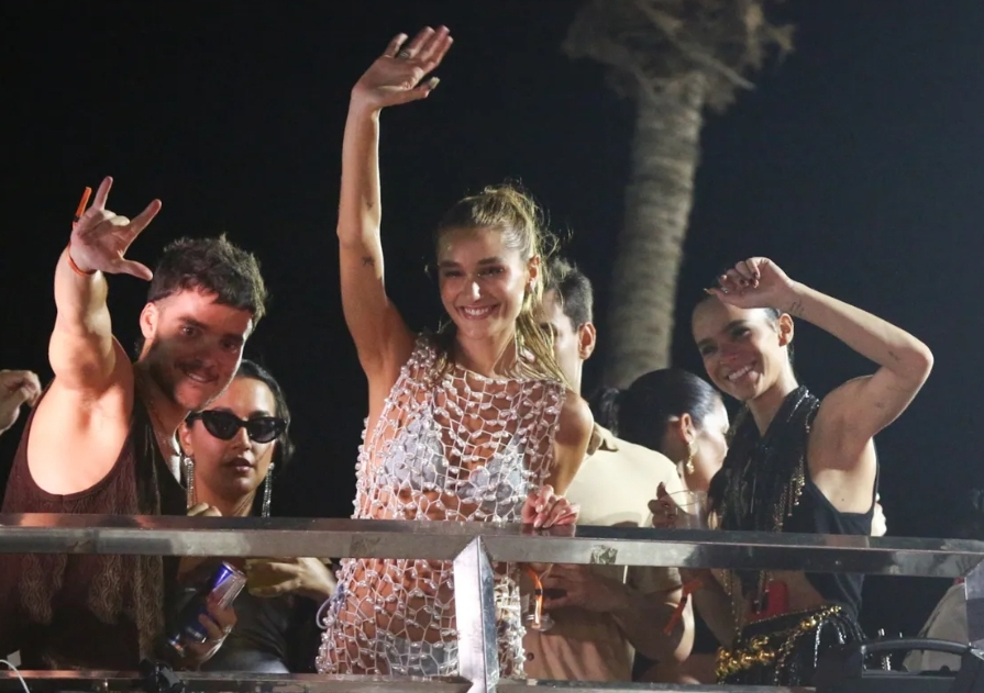 Sasha Meneghel troca beijos com namorado em trio de Ivete; veja
