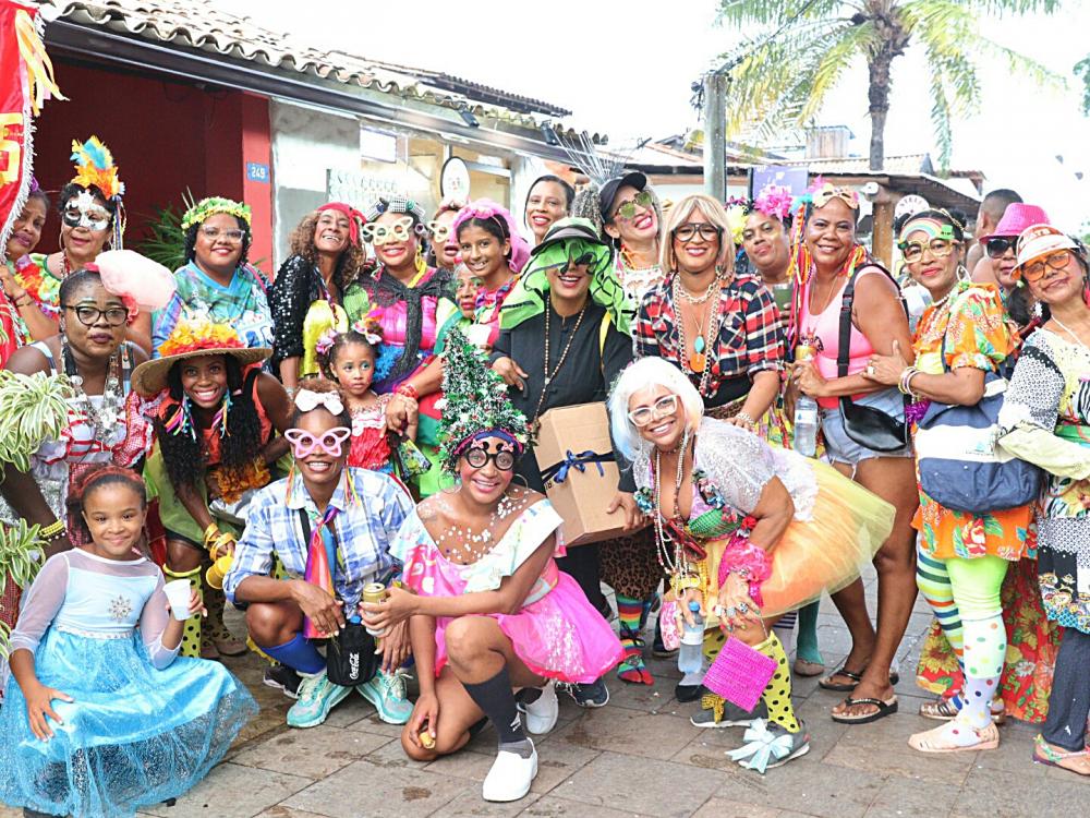 Carnaval agitado em Praia do Forte, encanta moradores e turistas