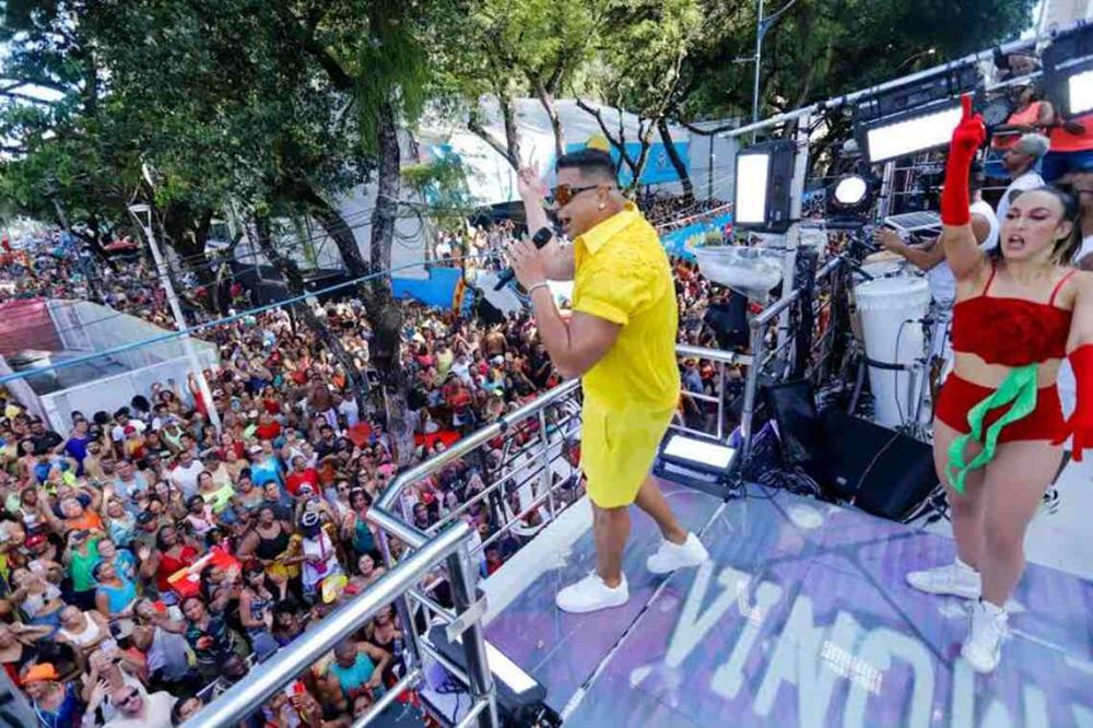 Xanddy mescla antigos e novos sucessos do Harmonia em passagem pelo Campo Grande