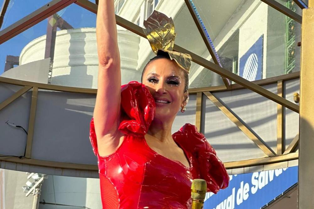 No comando do 'Largadinho', Claudia Leitte agita foliões no circuito Dodô