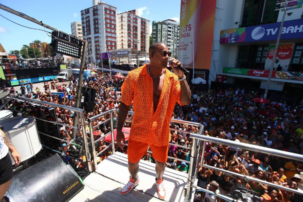 Arrastão da Quarta-Feira de Cinzas leva multidão na despedida do Carnaval