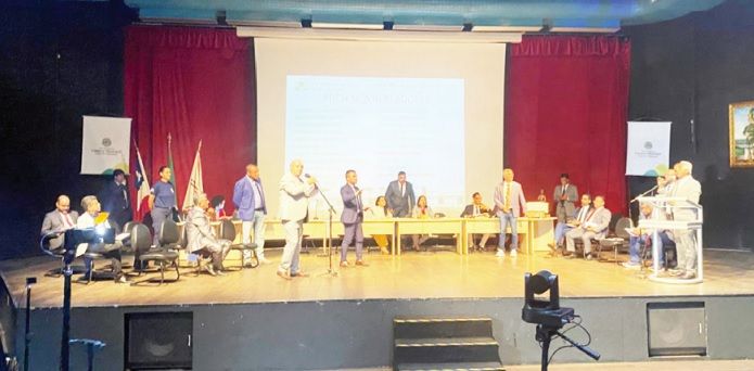 Discussões e tensão marcam volta do recesso no legislativo feirense