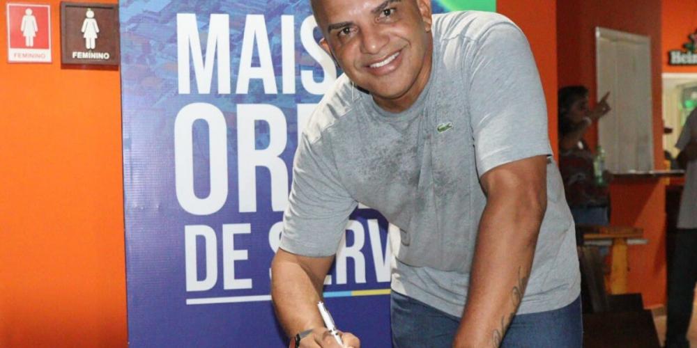 Prefeito assina ordem de serviço para pavimentação de sete ruas no Diogo