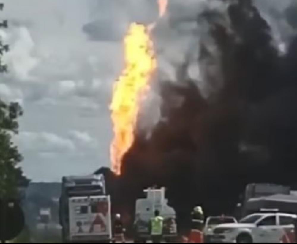 Motorista de caminhão morre carbonizado após acidente entre quatro veículos em rodovia na Bahia