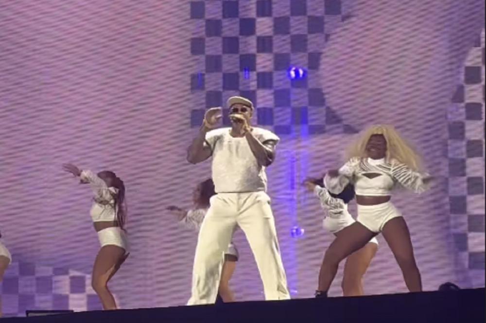 Léo Santana se emociona em homenagem à mãe durante gravação de DVD
