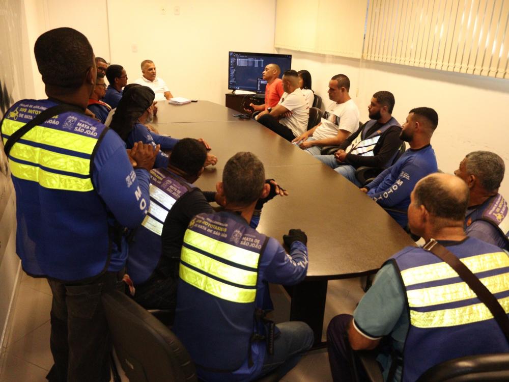 Prefeito Bira se reúne com líderes dos mototaxistas para discutir melhorias no serviço