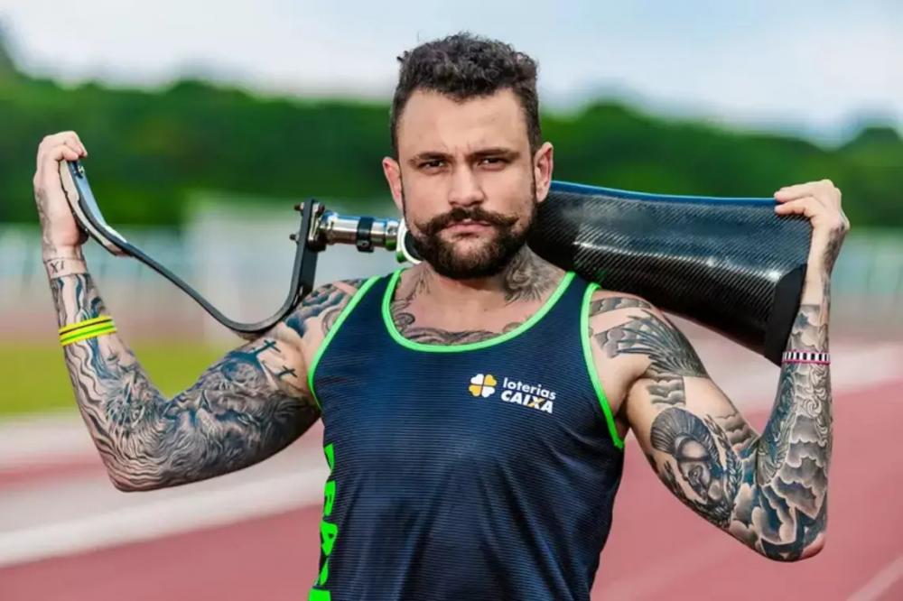 Ex-BBB Vinicius sofre acidente de ônibus em rodovia do Paraná