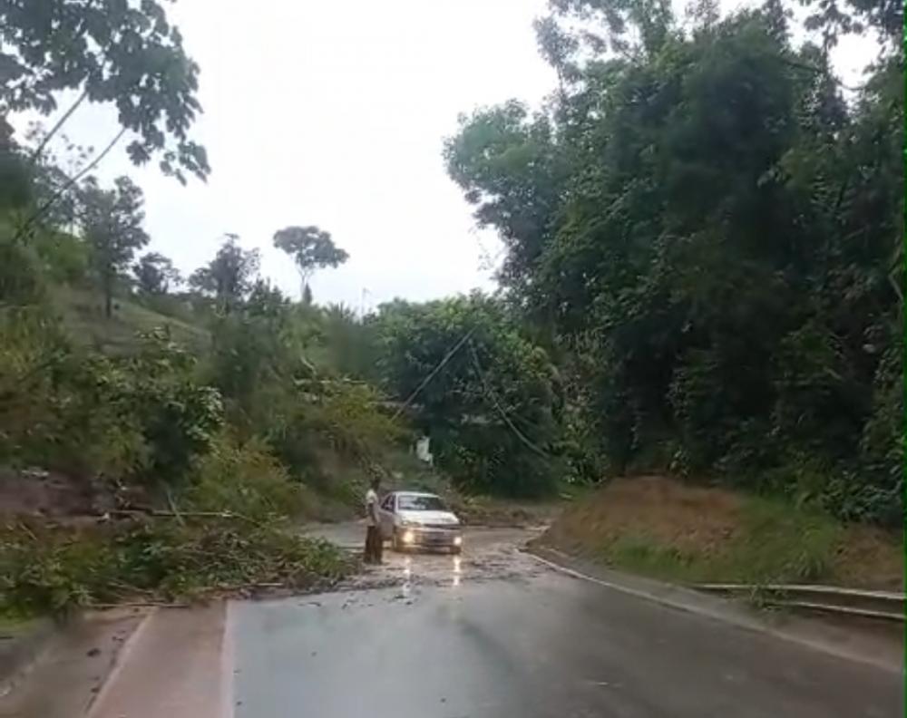 Chuvas causam deslizamento de terra e transbordamento de rio na zona rural 