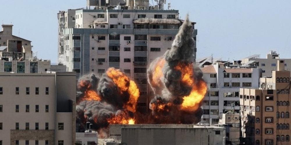 Israel destrói prédio em Gaza que abrigava escritórios de imprensa