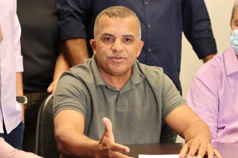Prefeito de Mata de São João nega rumores de caso extraconjugal com servidora pública