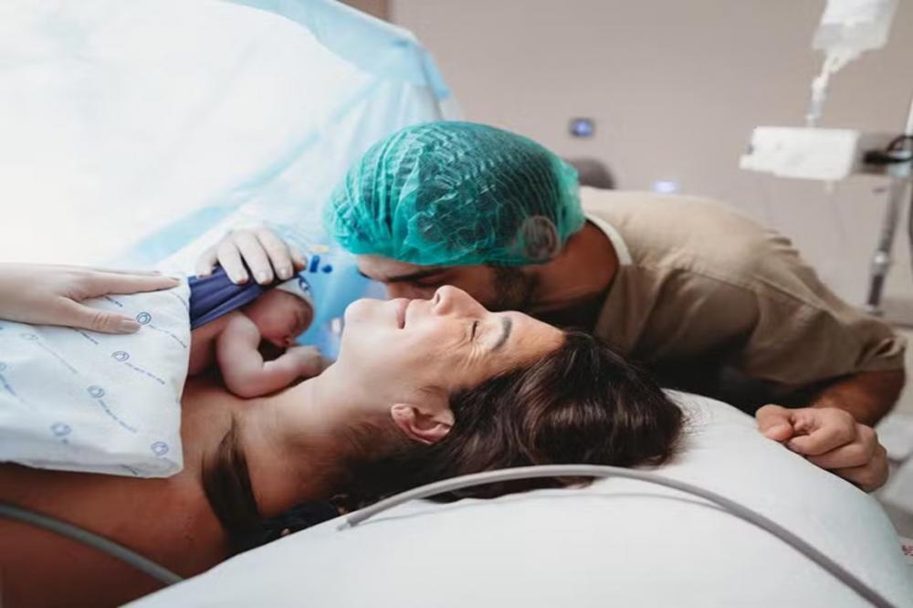Fernanda Paes Leme mostra foto de primeiros momentos da filha e famosos reagem