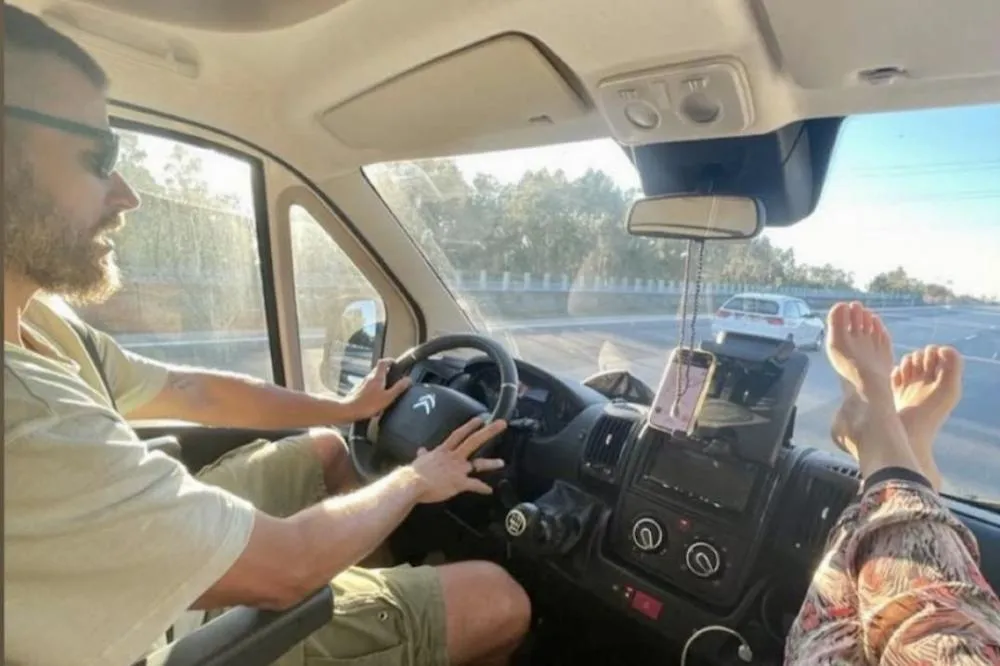 Rodrigo Hilbert, Fernanda Lima e filhos saem em viagem de motorhome