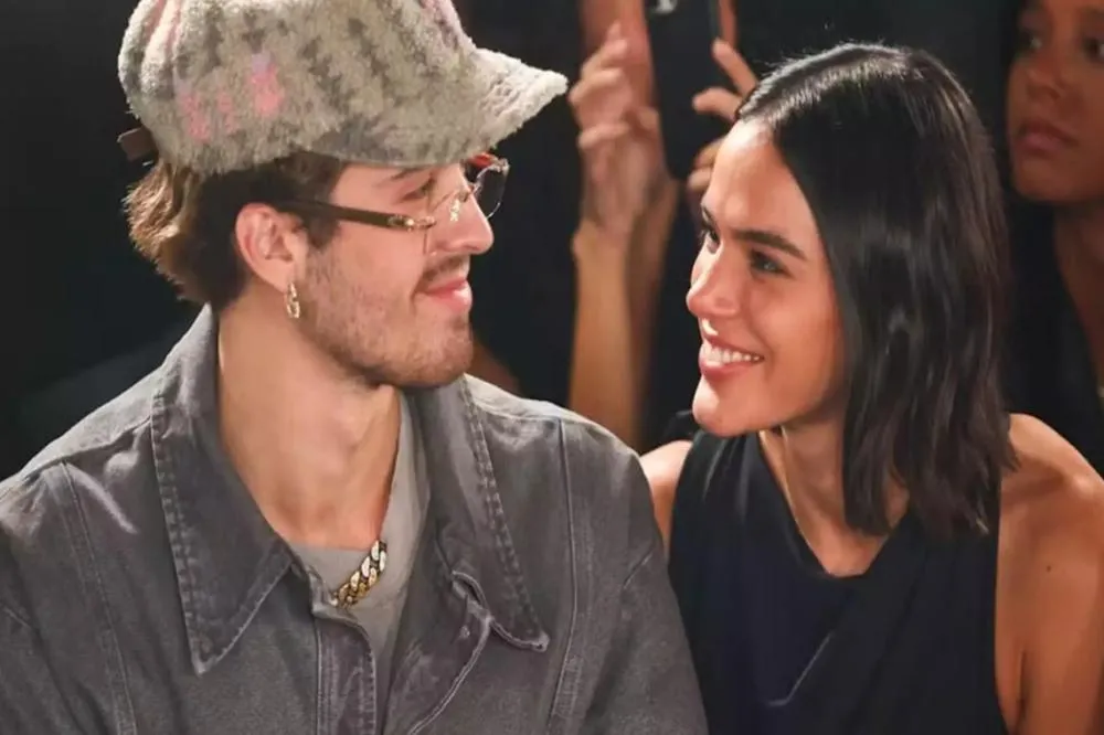 Bruna Marquezine e João Guilherme recebem serenata em jantar