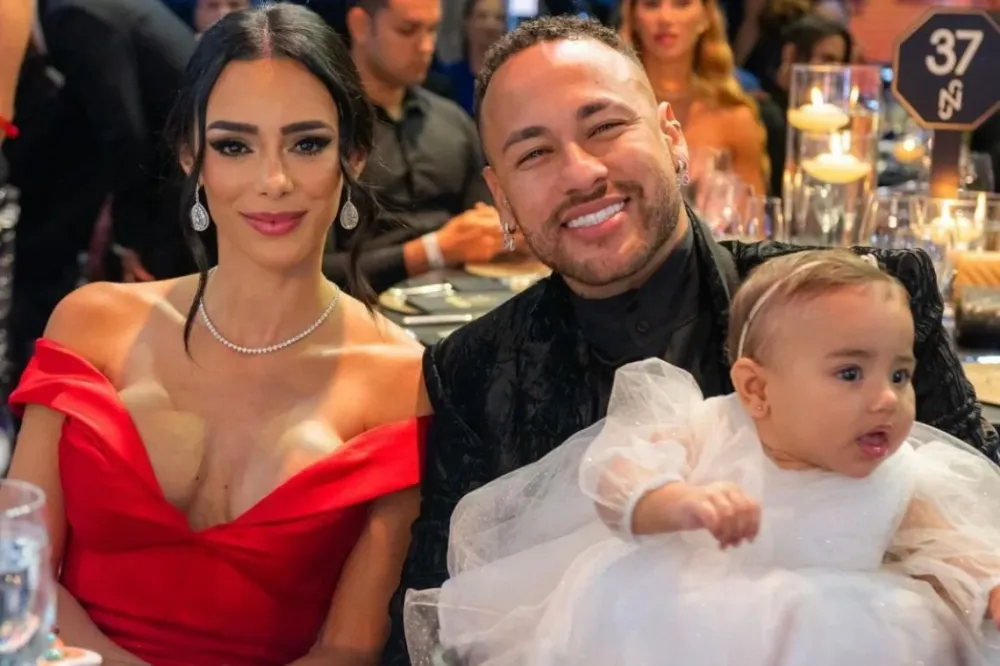 Neymar Jr e Bruna Biancardi compartilham passeio com Mavie