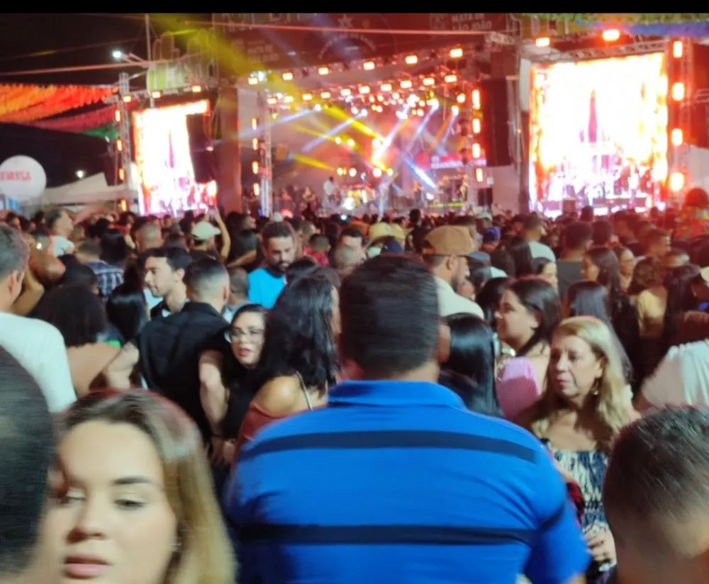Multidão lota a praça Amado Bahia na segunda noite de festa