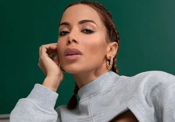 Anitta sofre queimadura no rosto por água-viva; veja foto