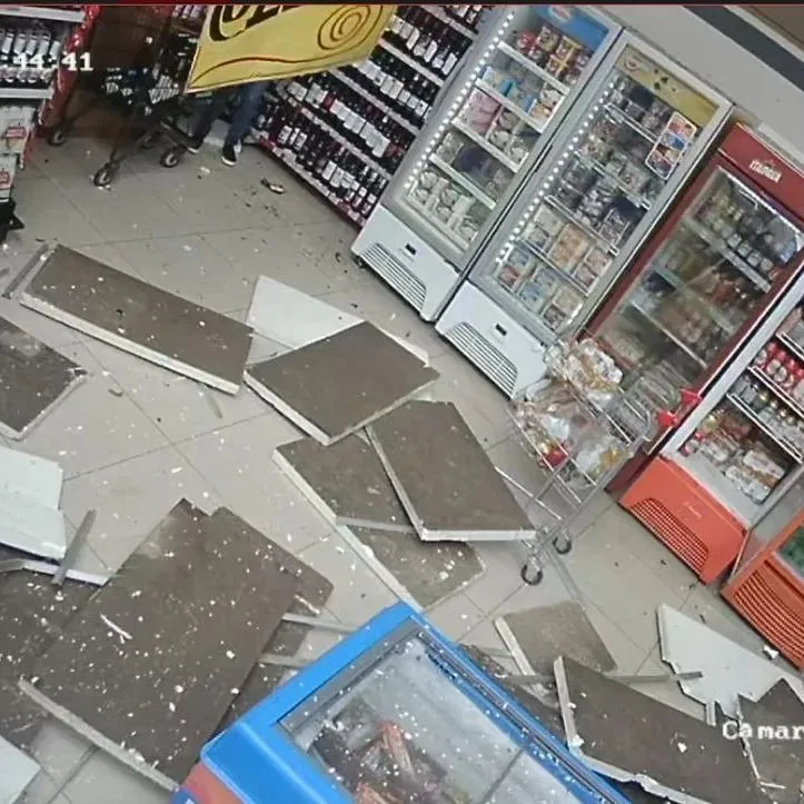 Pânico em Mata de São João: Telhado de supermercado desaba em dia de compras