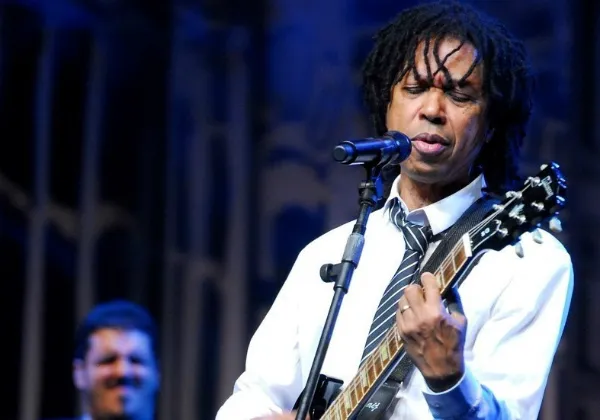 Em parceira com artista visual, Djavan lançará livro ainda neste mês
