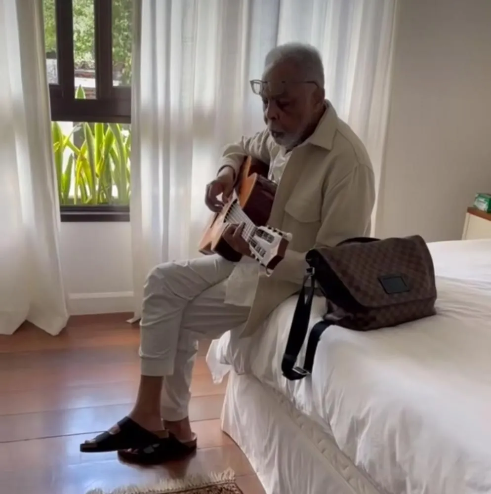 Gilberto Gil emociona ao tocar violão para Preta