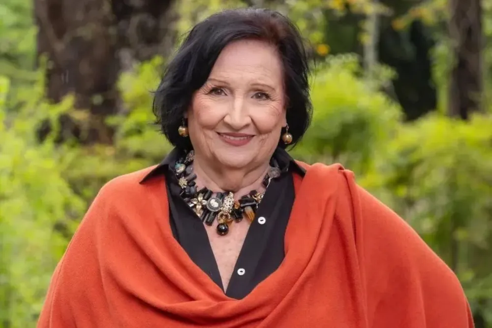 Dona Déa, mãe de Paulo Gustavo, será apresentadora de programa na Globo