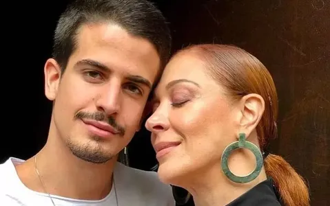 Claudia Raia diz que estimular Enzo a se masturbar é seu papel de mãe