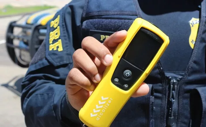 Idoso alcoolizado se envolve em acidente na BR-101 e acaba preso