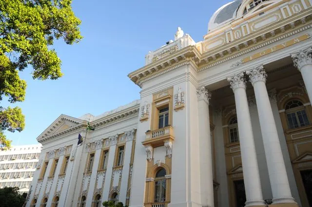 Cantor sertanejo tem prisão revogada após decisão judicial que questiona provas apresentadas.