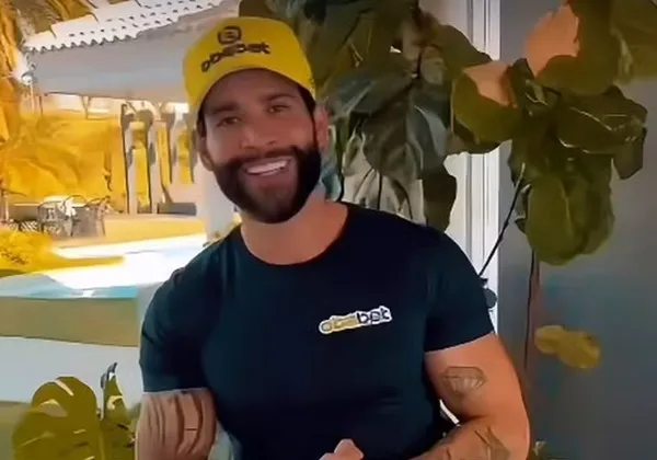 Gusttavo Lima volta aos palcos e divulga show com camisa de casa de apostas
