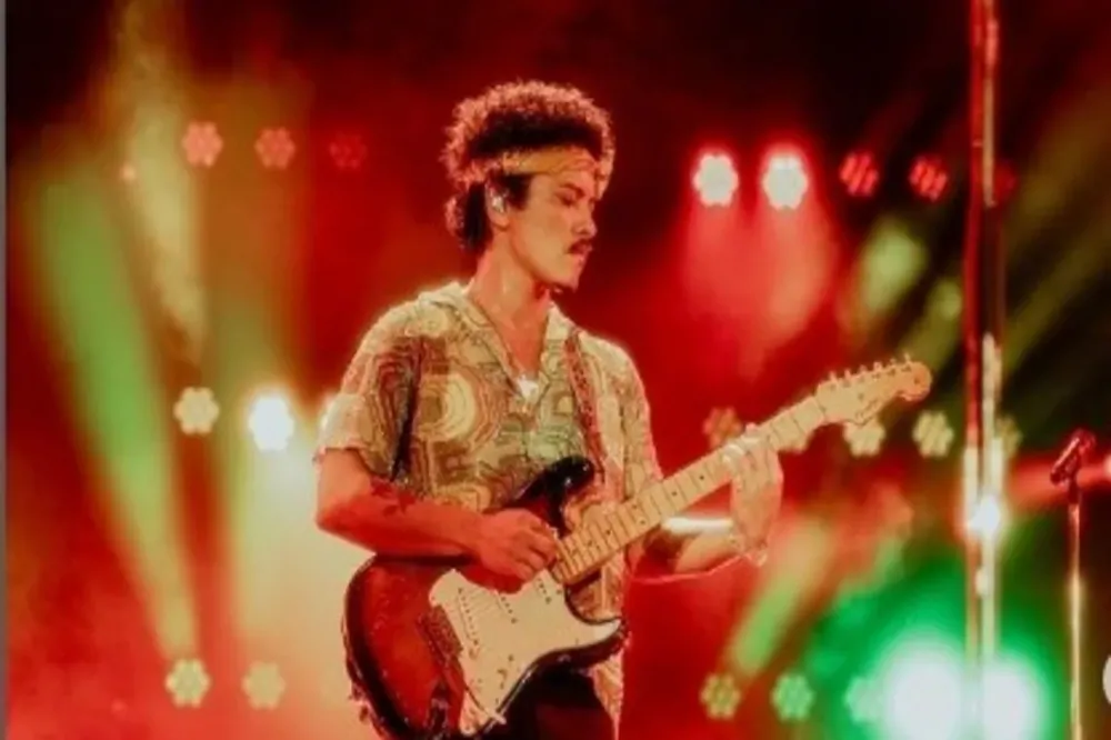 Bruno Mars comemora aniversário em São Paulo e revela fim de relacionamento