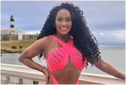 Aos 50 anos, Rosiane Pinheiro exibe cintura após procedimento