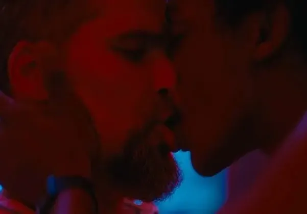 Ator que fez cena de sexo com Bruno Gagliasso faz confissão: ‘Perguntou se podia me tocar’