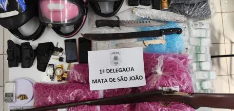 Polícia apreende arsenal em Mata de São João e troca tiros com criminosos