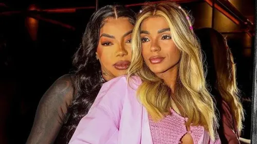 Ludmilla e Brunna Gonçalves revelam sexo do 1º filho em festa