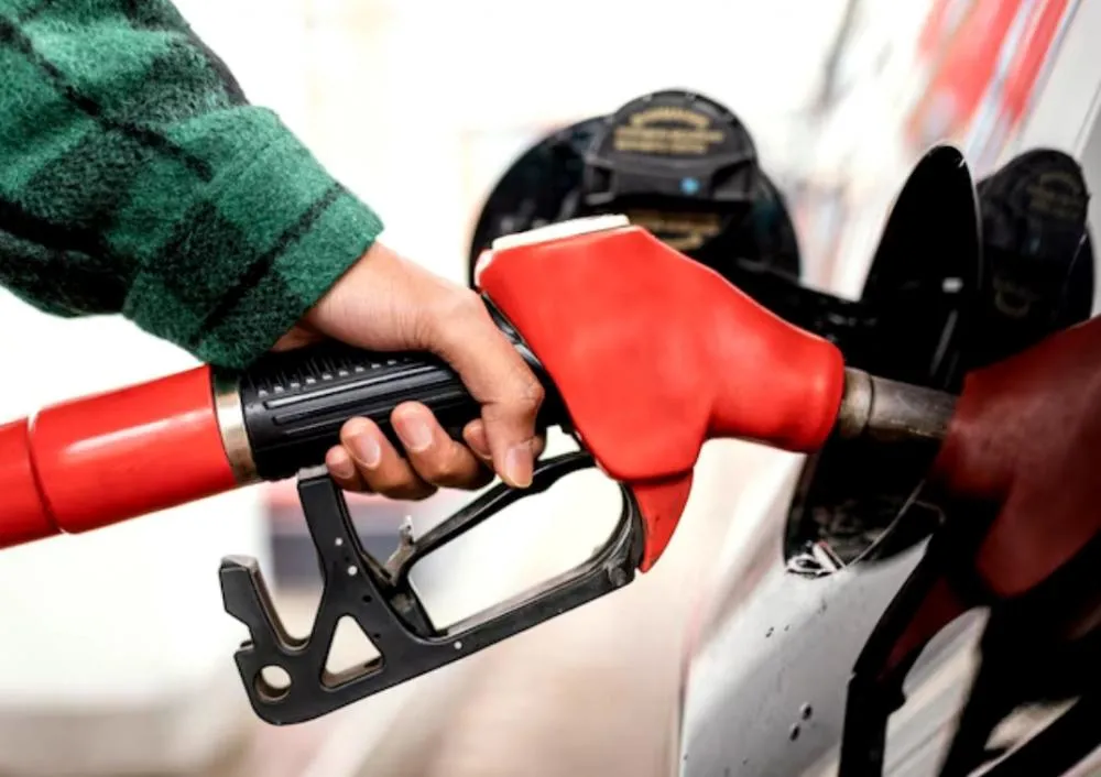 Gasolina mais cara na Bahia: Acelen justifica reajuste em 3,2%