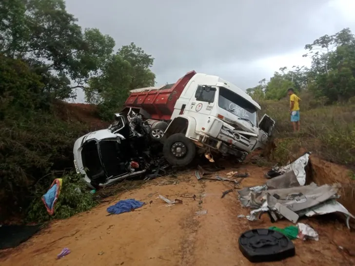 Tragédia na BA-099: Família sergipana morre em acidente com caminhão