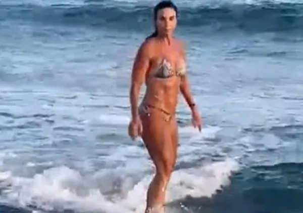 Ivete Sangalo arrasa ao surfar e encanta fãs com seu estilo e forma física
